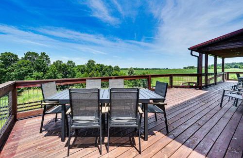 Lindseyville House | Scenic Getaway w/Deck: 7 Mi to Mammoth Cave Park!