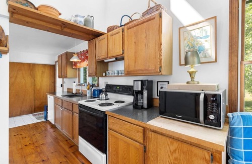 Waldoboro House | Sea Heather Cottage: Sunny Waterfront Escape for N