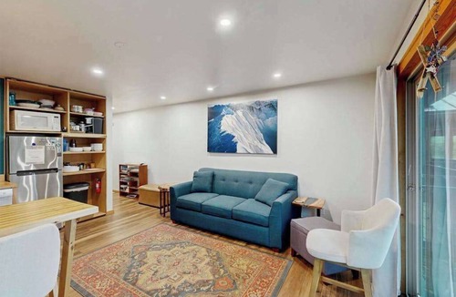 Alyeska Condo | Sea to Ski Escape | Minimalist Base Studio | Deck