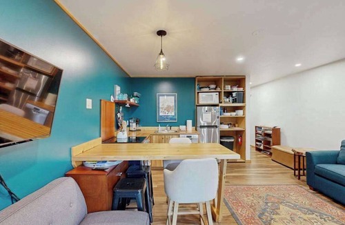 Alyeska Condo | Sea to Ski Escape | Minimalist Base Studio | Deck