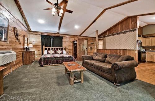 Sylvan Shores House | Secluded Cabin Pool WiFi smart TVs Beaver lake