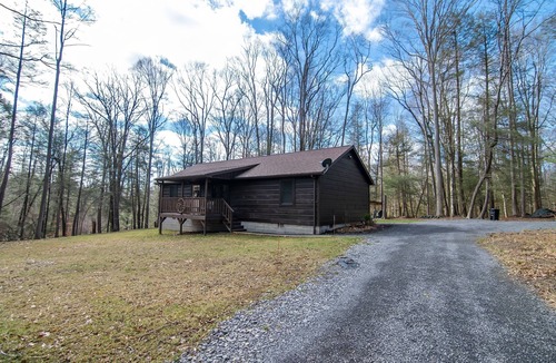 Mt Lookout House | Secluded-Hot Tub-Fire Pit-Fiber internet-Near the Gorge & Parks-Pet Friendly