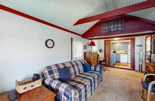 Ellsworth House | Secluded lakefront cottage great views, dock & boat launch