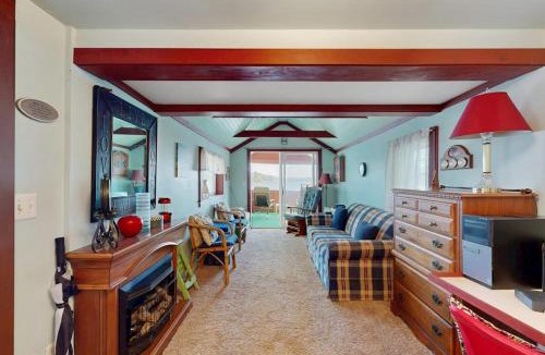 Ellsworth House | Secluded lakefront cottage great views, dock & boat launch