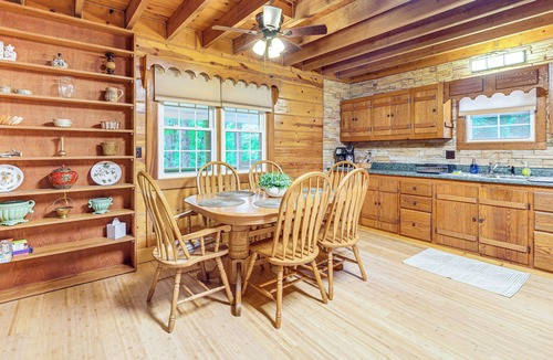 Walkersville Cabin | Secluded Lodge Stay: Day Trip to Audra State Park!