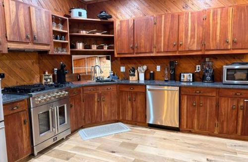 South Bloomingville House | Secluded, Luxuriously Remodeled, Gaming, Hot Tub!