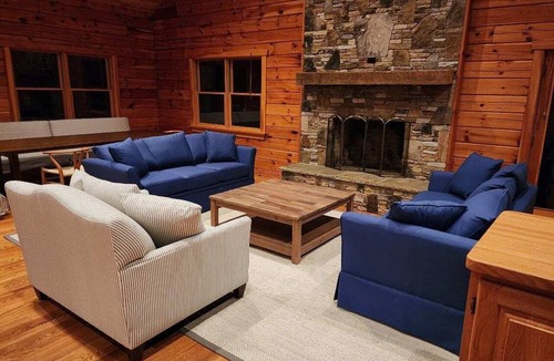 Jefferson Township House | Secluded Luxury Lakehouse | Private Lake | Near Seven Spring | Sleeps 8