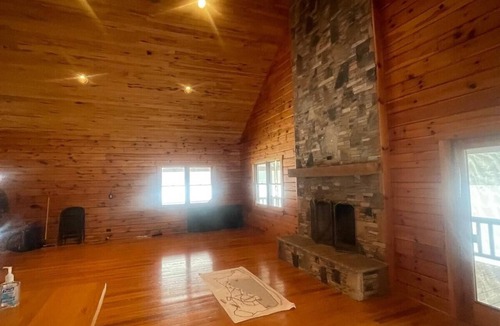 Jefferson Township House | Secluded Luxury Lakehouse | Private Lake | Near Seven Springs | Sleeps 8