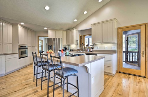 Crellin House | Secluded Oakland Gem w/Hot Tub: Dogs Welcome!
