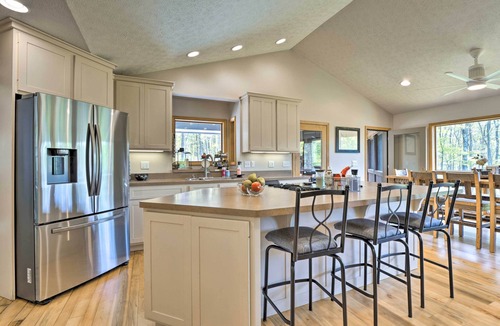 Crellin House | Secluded Oakland Gem w/Hot Tub: Dogs Welcome!