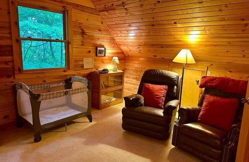 Harman House | Secluded Seneca Rocks cabin | Hot tub & fire pit