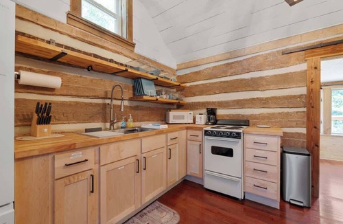McArthur Cabin | Seclusion Hot Tub EV Charger Dog Friendly