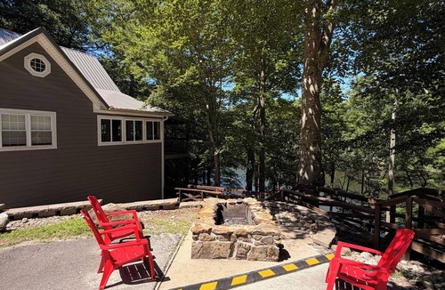 Penrod House | Serene 5-bedroom Waterfront Retreat on Lake Malone