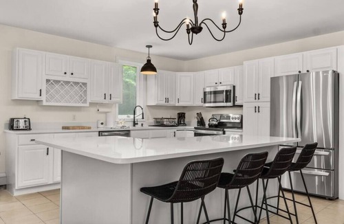 Newbury House | Serene 5-BR Near Pond, 15-min to Mt. Sunapee