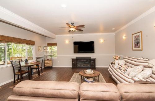 Meadow Lakes House | Serene Four Bedroom Lakefront Home