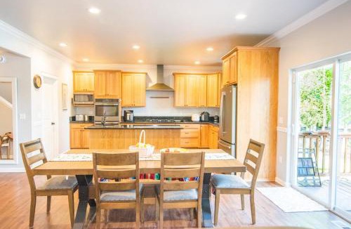 Meadow Lakes House | Serene Four Bedroom Lakefront Home