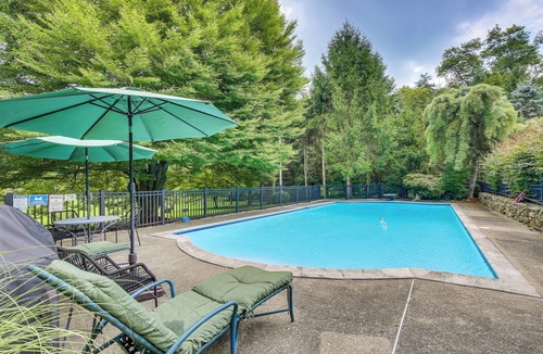 Holmes Cottage | Serene Holmes Cottage Near Lakes & Trails!