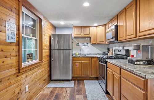 Se Ree House | Serene Lakefront Getaway | Perfect for Groups!