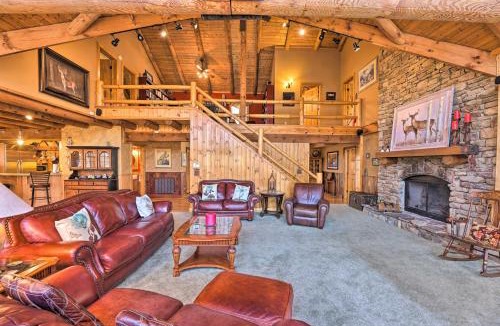 Lewisburg House | 'Serenity on the River' Luxe Lewisburg Cabin!
