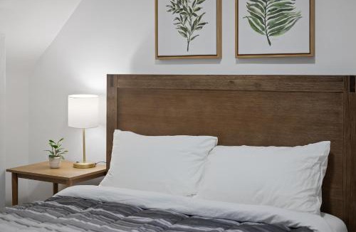 Shadyside House | Shadyside, Pittsburgh !G Modern and Bright Private Bedroom with Shared Bathroom
