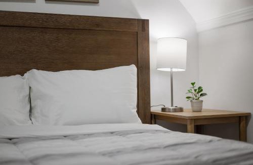 Shadyside House | Shadyside, Pittsburgh !H Modern and Bright Private Bedroom with Shared Bathroom