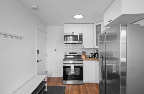 Shadyside Apartment | Shadyside, Pittsburgh, Modern and Bright 1 Bedroom with Free Parking
