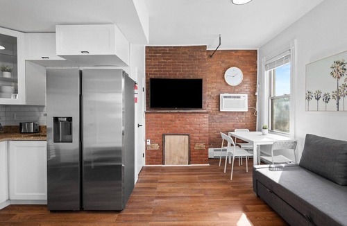 Shadyside Apartment | Shadyside, Pittsburgh, Modern and Bright 1 Bedroom with Free Parking