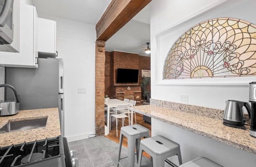 Shadyside Apartment | Shadyside, Pittsburgh, Modern and Accessible 2 Bedroom with Free Parking