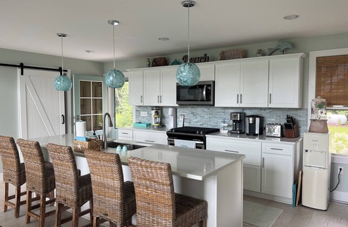 Henderson House | Shells Beach - Spacious Lake Ontario 3 bedroom Plus Loft Waterfront Homen