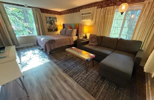 Eureka Springs Hotel | Sherwood Court Cottages & Guest Rooms