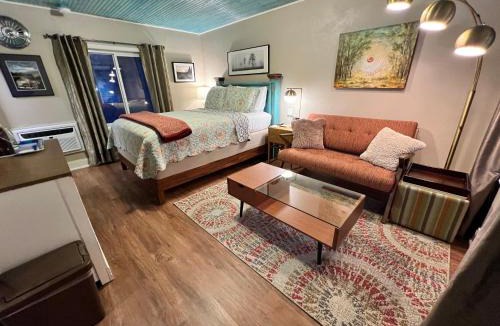 Eureka Springs Hotel | Sherwood Court Cottages & Guest Rooms