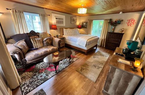 Eureka Springs Hotel | Sherwood Court Cottages & Guest Rooms