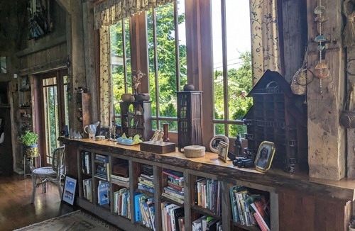 Blue Hill House | Shipbuilder's home - COMPLETELY surrounded by water: 2 docks for access