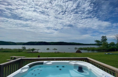 Beaver Shores House | Shore Thing | Walk to Water Lake + Hot Tub