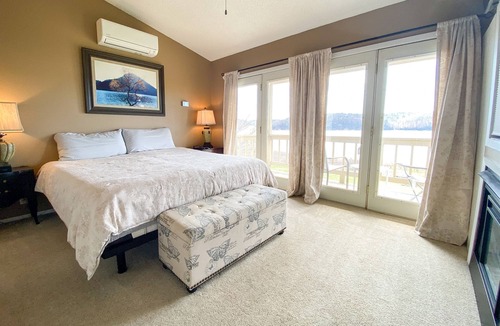 Beaver Shores House | Shore Thing | Walk to Water Lake + Hot Tub