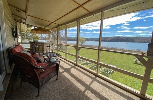 Beaver Shores House | Shore Thing | Walk to Water Lake + Hot Tub
