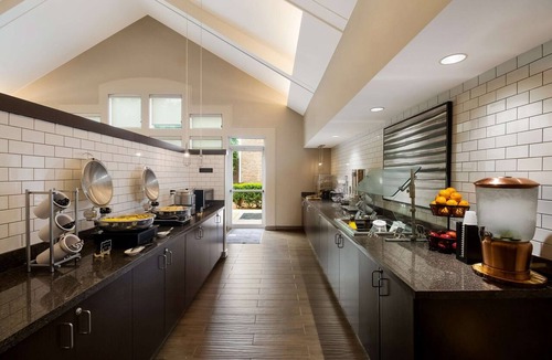 Richardson Hotel | Short drive from Addison Airport! Pet-friendly, Breakfast, Pool, Tennis Court!