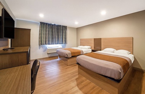 Foxboro Hotel | Short Walk to Gillette Stadium, 4 Spacious Units with FREE Parking, FREE Bfast!