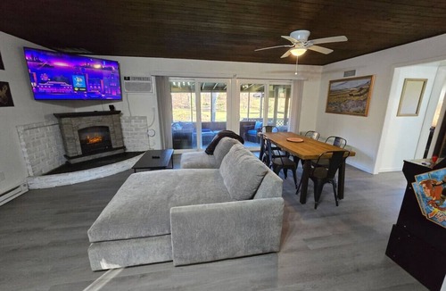 Streetsboro Cabin | Silly Goose At Heron Hill Retreat Hot Tub on Lake!