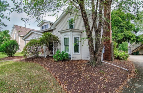 Burton House | Simba’s House Mid 1800’s Burton Village Retreat