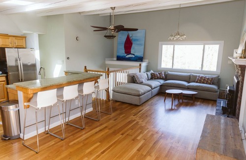 Manchester-by-the-Sea House | Singing Beach Passes|Outdoor fireplace|Wraparound Deck|King Bed