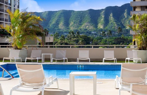Waikiki Apartment | Sky-high condo with lanai & beach access