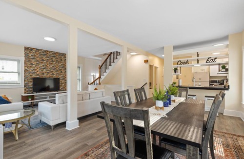 High Street Hill Apartment | Skyrise Two Stories - Centrally Located