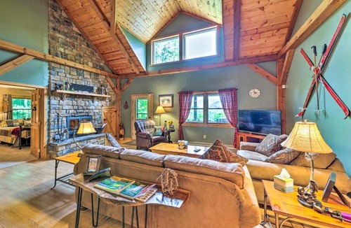 Slatyfork Farm House | Slaty Fork Escape w/Mountain View + Hot Tub!