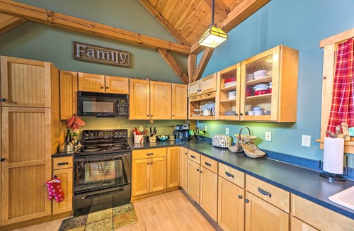 Slatyfork Farm Cabin | Slaty Fork Escape w/Mountain View + Hot Tub!