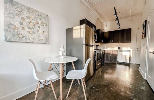 Downtown Wichita Apartment | Sleepover | Elite Studio + Parking - Wichita