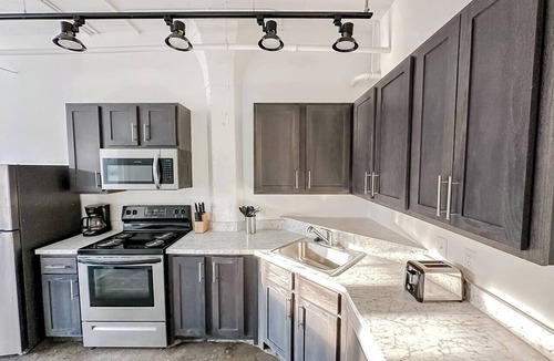 Downtown Wichita Apartment | Sleepover | Elite Studio + Parking - Wichita