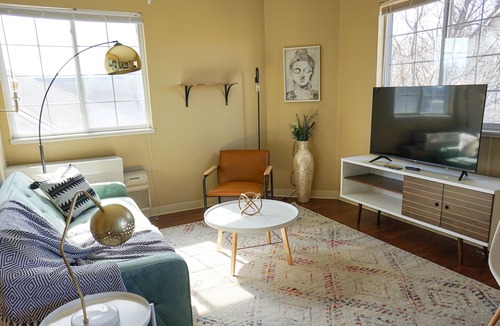 Wichita Apartment | Sleepover: Warm 1BD/1BA + Gym + workspace- Dwtn Wichita