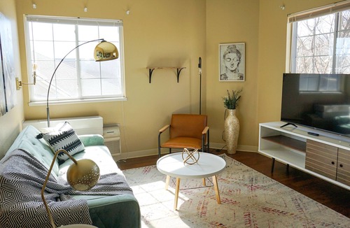 Wichita Apartment | Sleepover: Warm 1BD/1BA + Gym + workspace- Dwtn Wichita