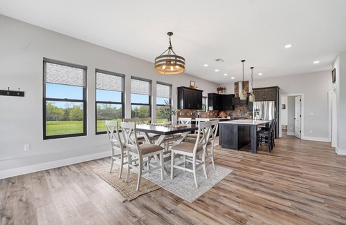 Grain Valley House | Sleeps 12 - 10 Acres - House + Shop - Entertainment Space - 16 Miles to GEHA